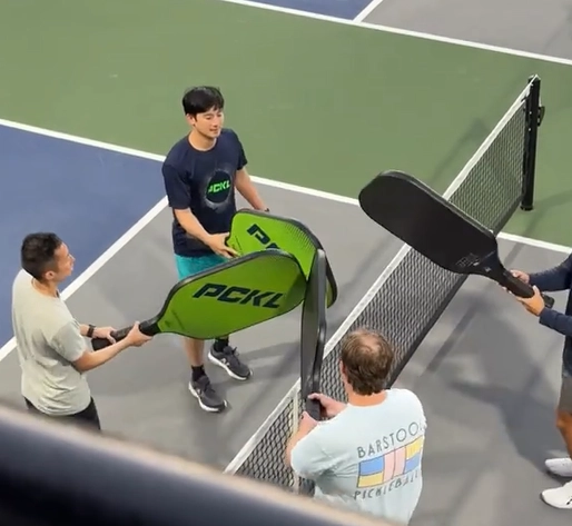 vợt pickleball khổng lồ