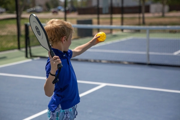 trẻ em chơi pickleball