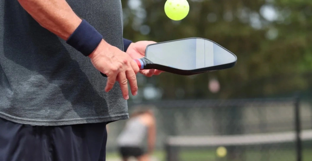 Vợt pickleball trợ lực tốt nhất có những đặc điểm gì