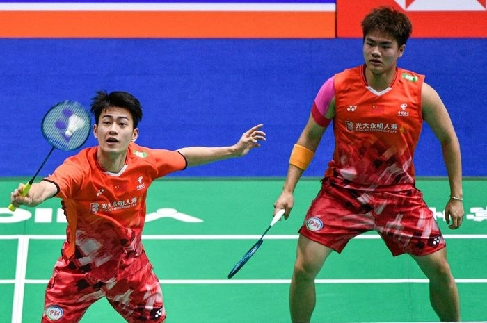 Wang Chang cầu lông và tay vợt Liang Weikeng