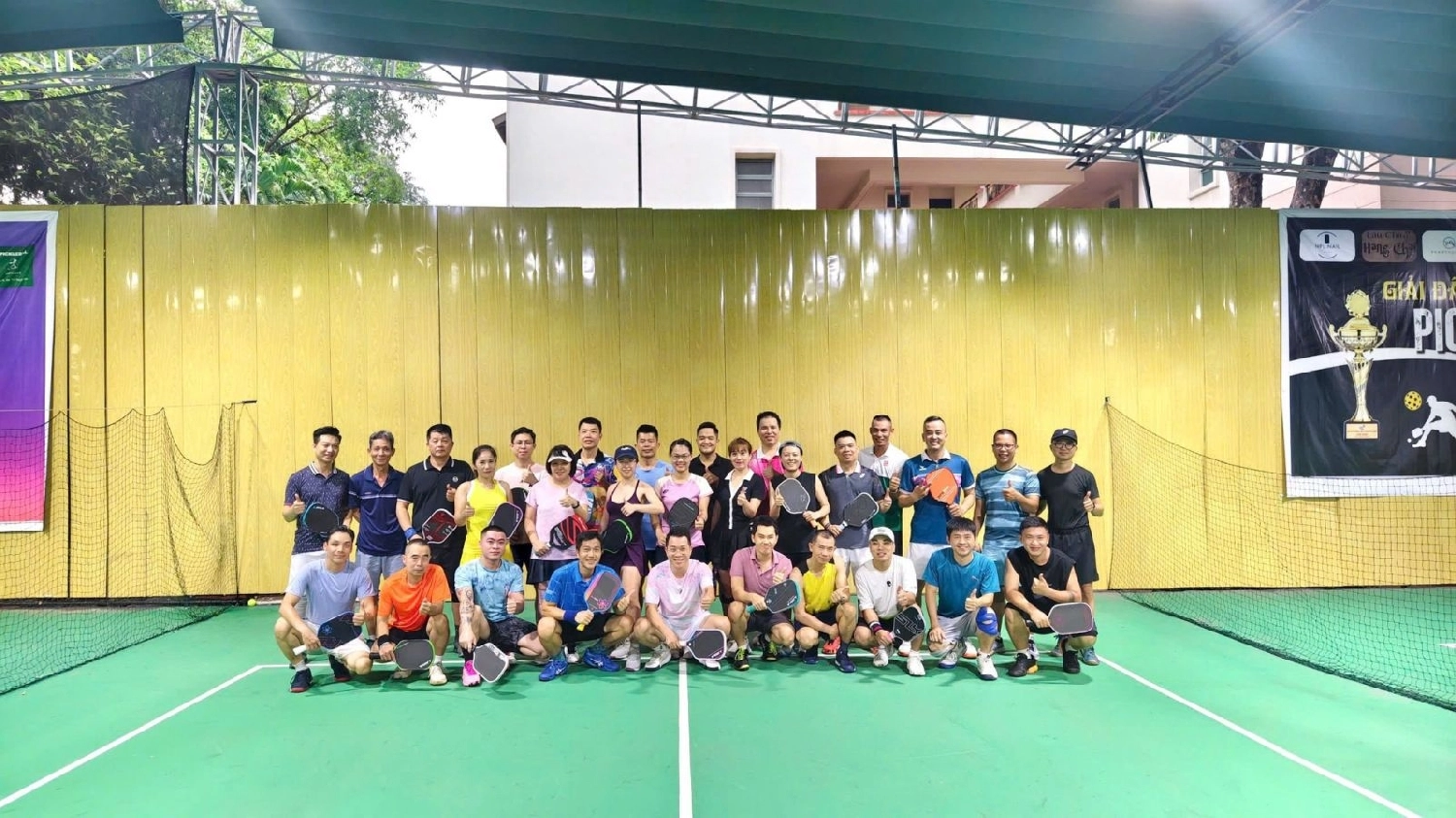 Nhiều người chơi tham gia chơi tại sân Westlake Pickleball