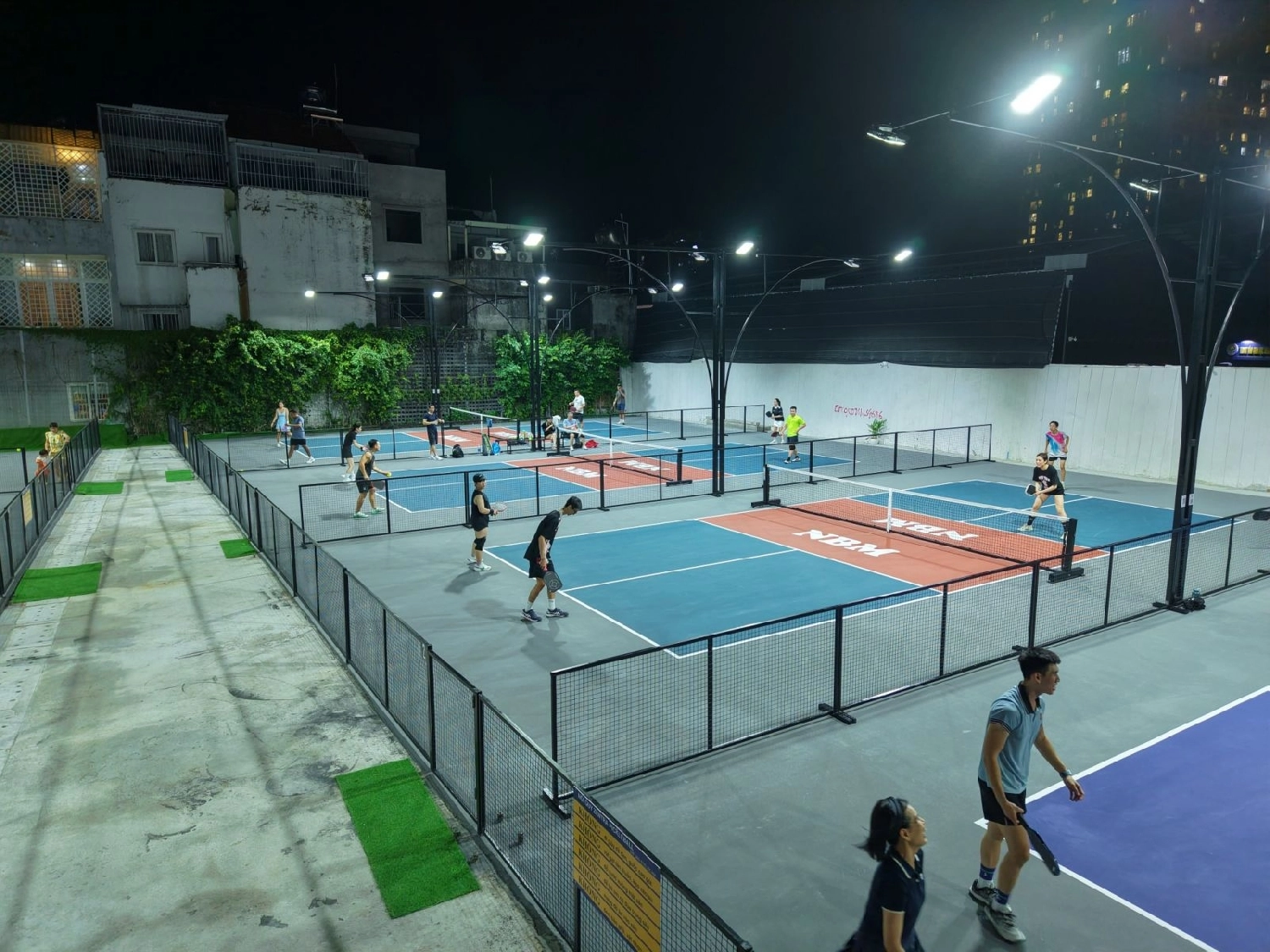 Sân zentra pickleball thu hút nhiều người chơi quận 7