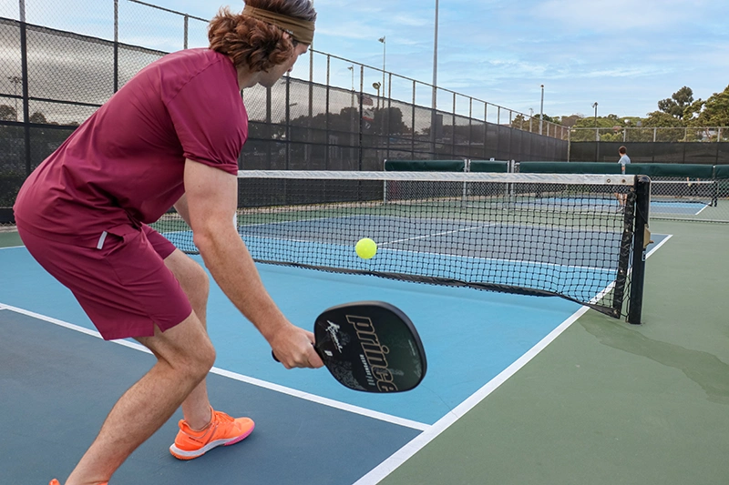 Đánh những cú Dink vào trái tay đối phương trong chiến thuật đánh đơn Pickleball