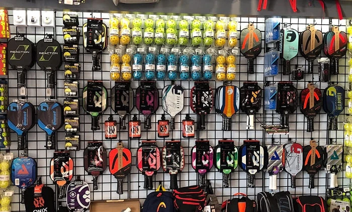 Móc treo vợt Pickleball cài kệ lưới