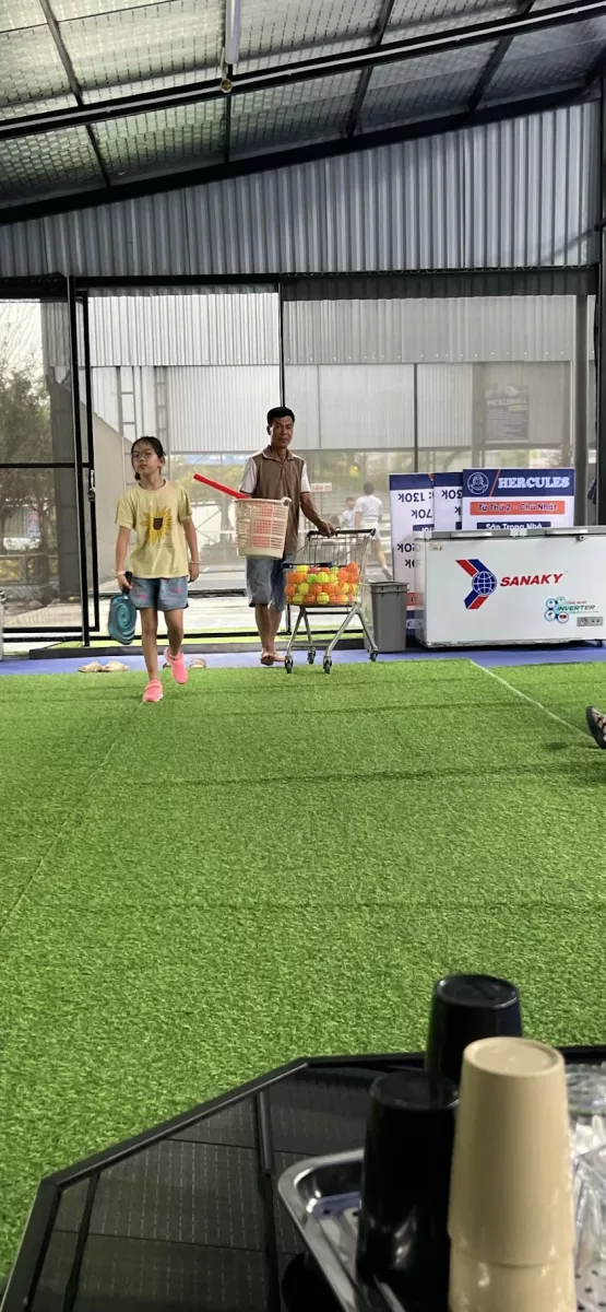 Khu vực phục cụ nước uống tại sân Hercules Pickleball Club Hà Nội