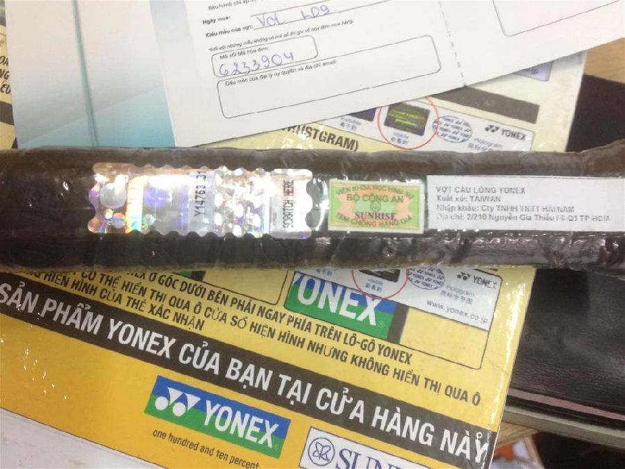 Phân biệt vợt cầu lông Yonex thật và giả dựa vào tem chống hàng giả của bộ công an và Check Code để kiểm tra