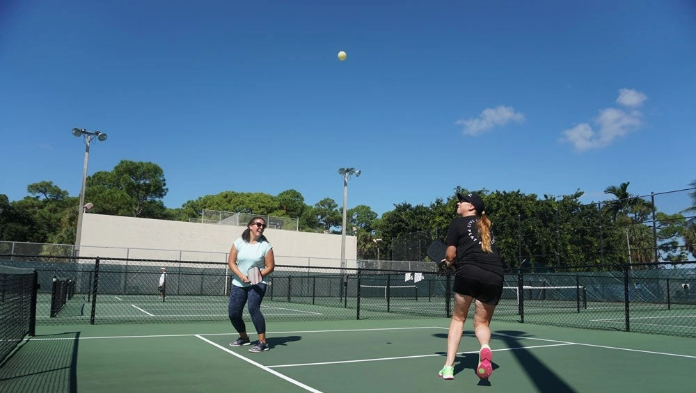 cách đánh trả cú lốp bóng của đối phương khi đánh đôi trong Pickleball