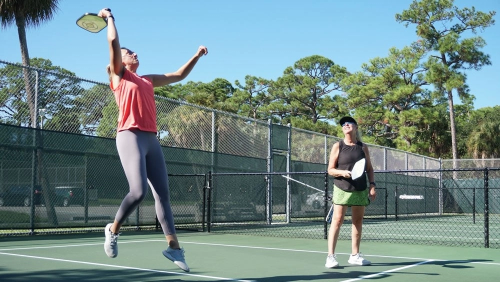 Lợi ích của việc đánh trả cú lốp bóng của đối phương khi đánh đôi trong Pickleball