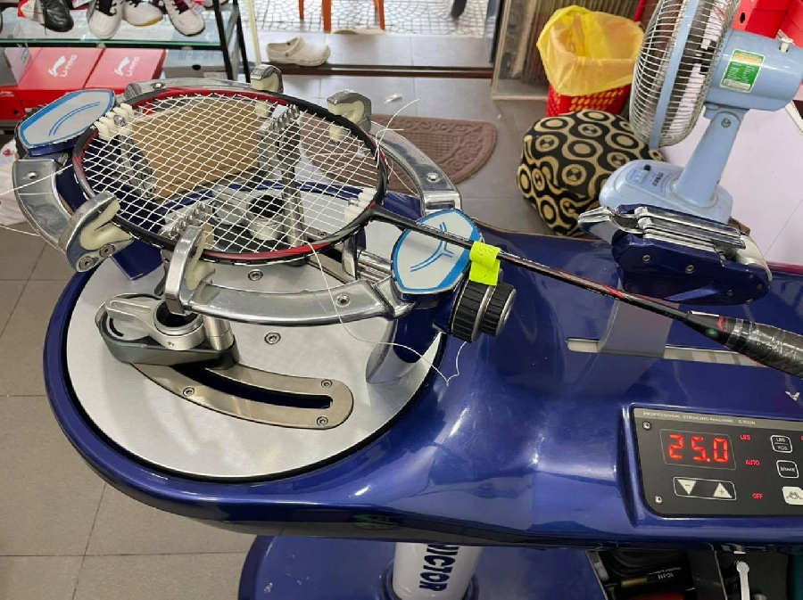 Căng vợt cầu lông ở quận Hải Châu - Đà Nẵng | ShopVNB Đà Nẵng