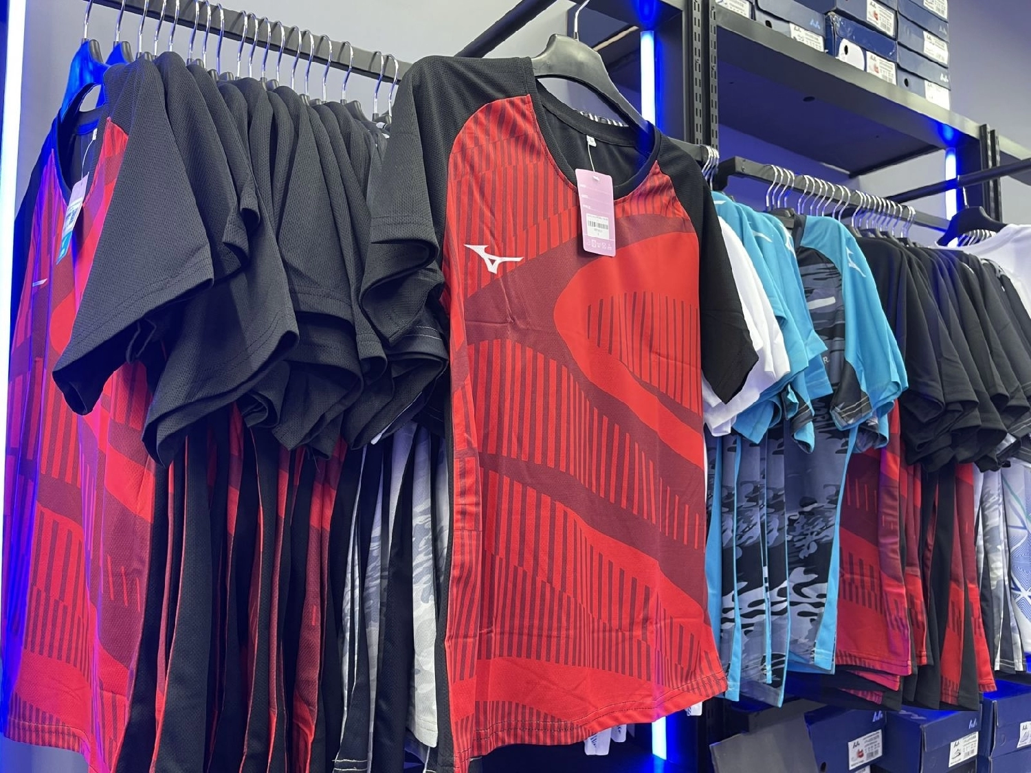 các mẫu áo đa dạng tại Shop VNB Premium Ninh Kiều Cần Thơ