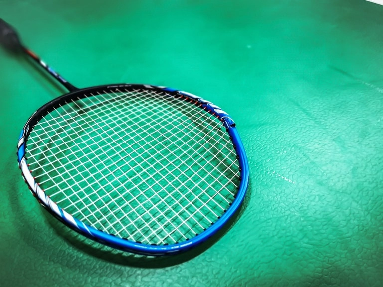 Những lí do phổ biến dẫn đến khung vợt cầu lông bị méo