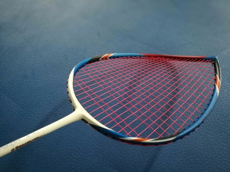 cách khắc phục khung vợt cầu lông bị méo