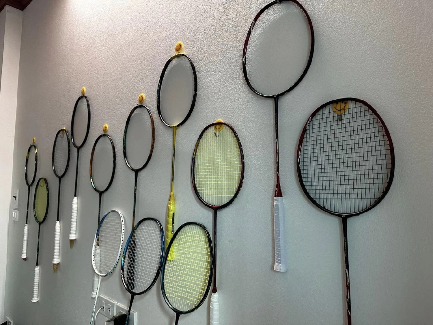 móc treo vợt cầu lông trang trí tại nhà