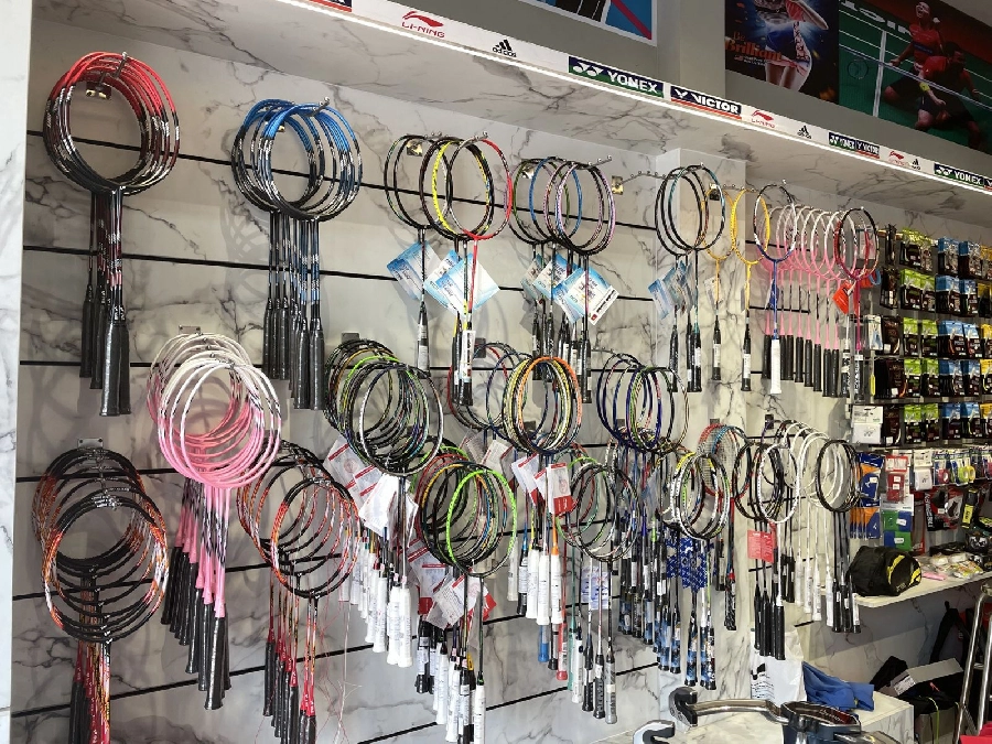 Căng vợt cầu lông Quận 6 uy tín nhất - Shop cầu lông VNB Quận 6