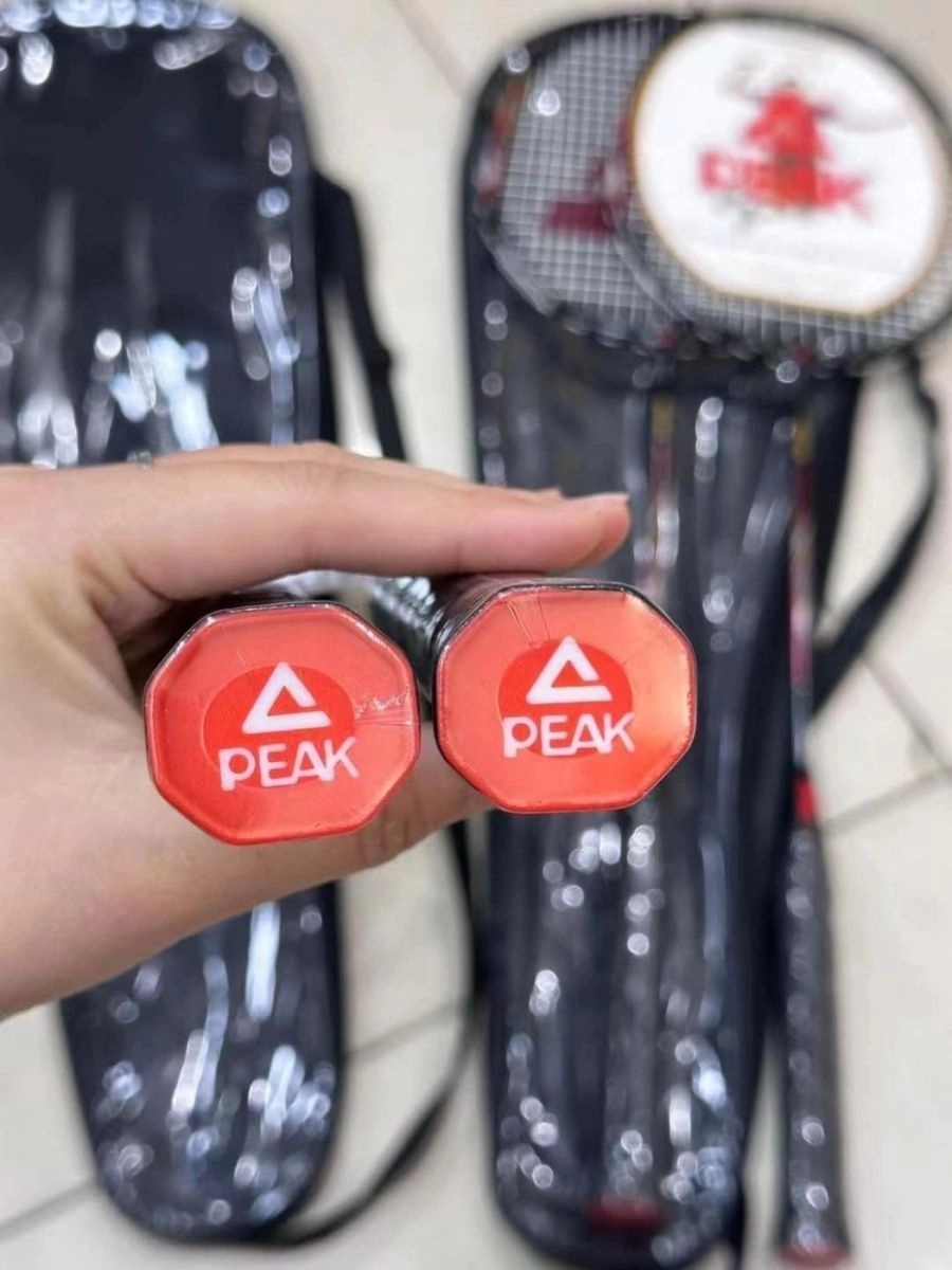 đế của vợt cầu lông Peak được làm bằng nhựa với màu sắc đỏ